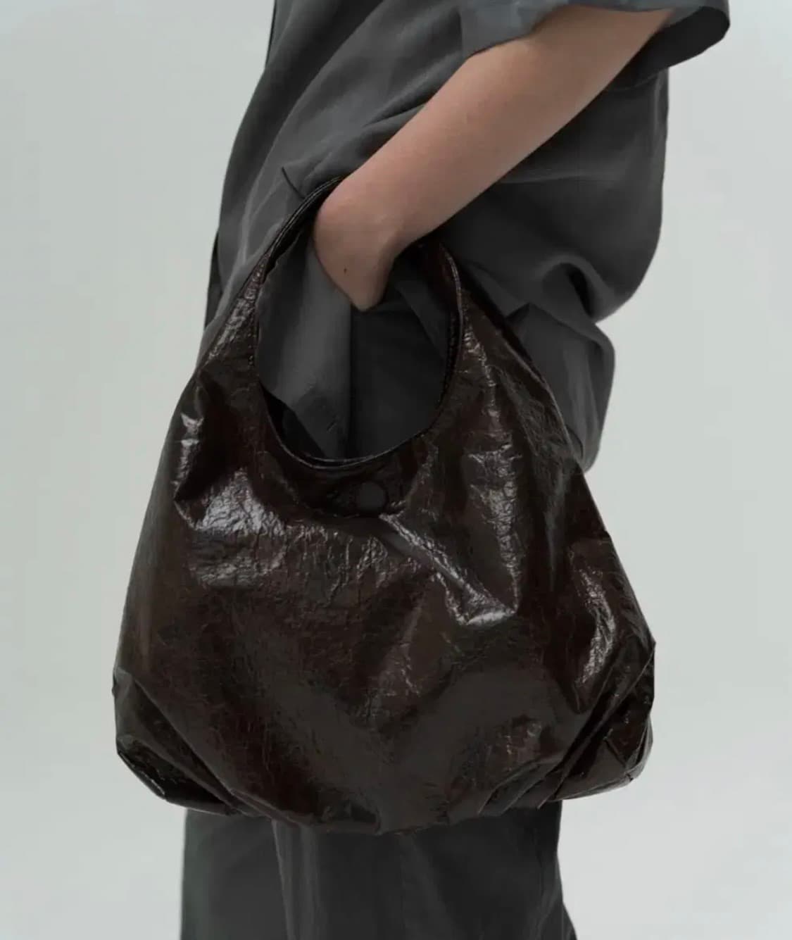 아모멘토 타이벡 스몰백 브라운 상품이미지1