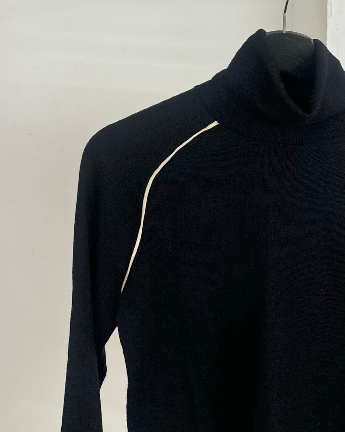 드리스 반 노튼 블랙 하이넥 니트 상품이미지3