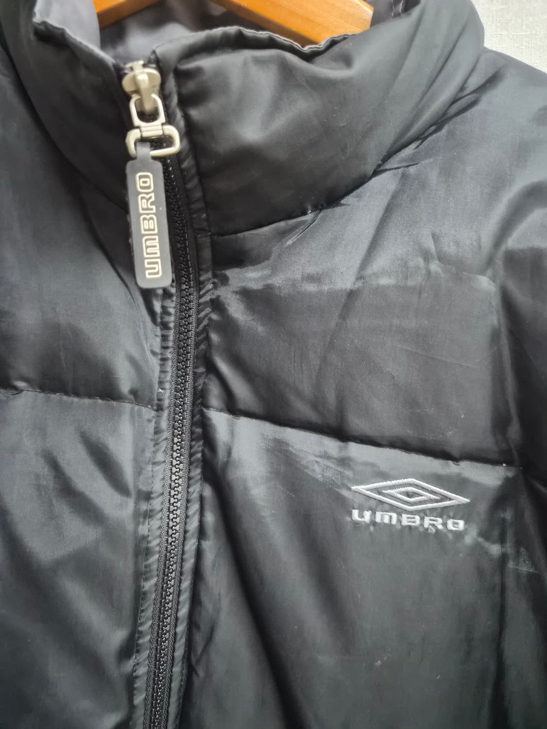 105) 엄브로 올드스쿨 덕다운 패딩 팝니다 상품이미지3