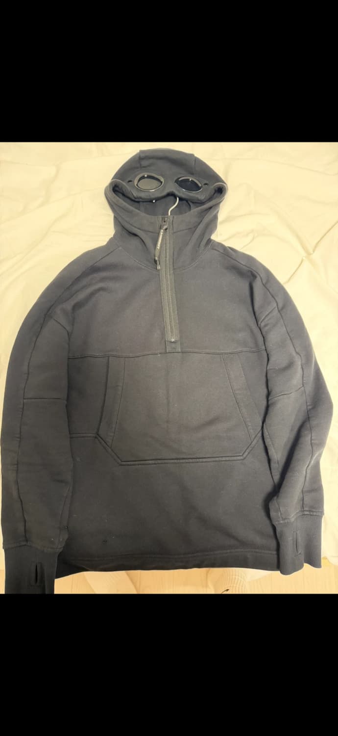 C.P. Company 고글 후드 하프집업 블랙 상품이미지1