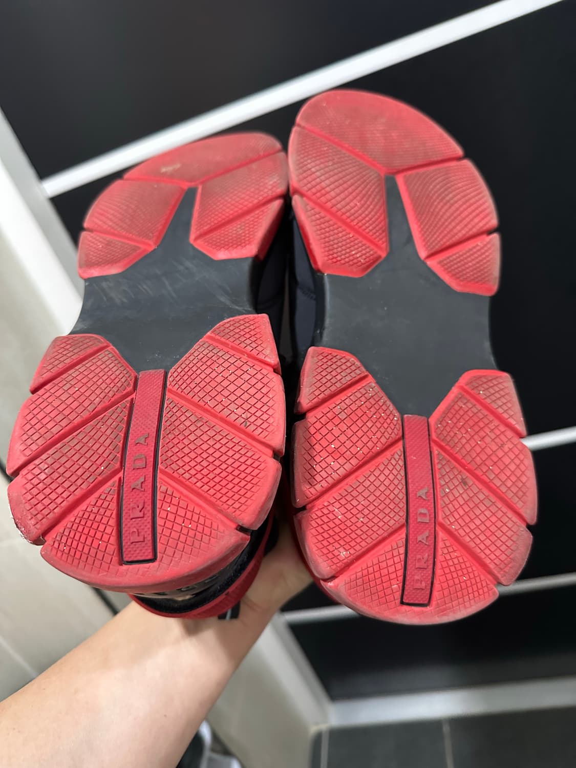 프라다 네오프렌 버클 로우탑 스니커즈 블랙 275 상품이미지8