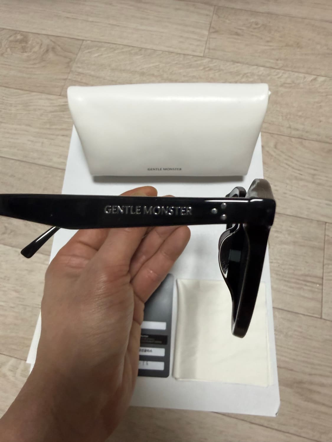 젠틀몬스터 뉴본(01)팝니다. 상품이미지3