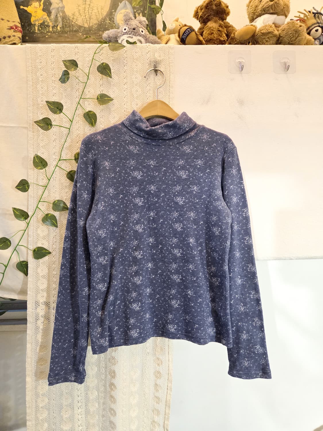 뮤트 블루 잔꽃 목폴라 슬리브 상품이미지1