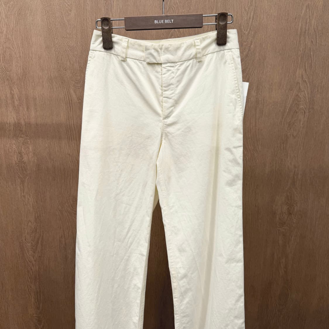 C.P. 컴퍼니 코튼 블렌드 슬랙스 팬츠 버튼 클로징 포켓 디테일 화이트 상품이미지4