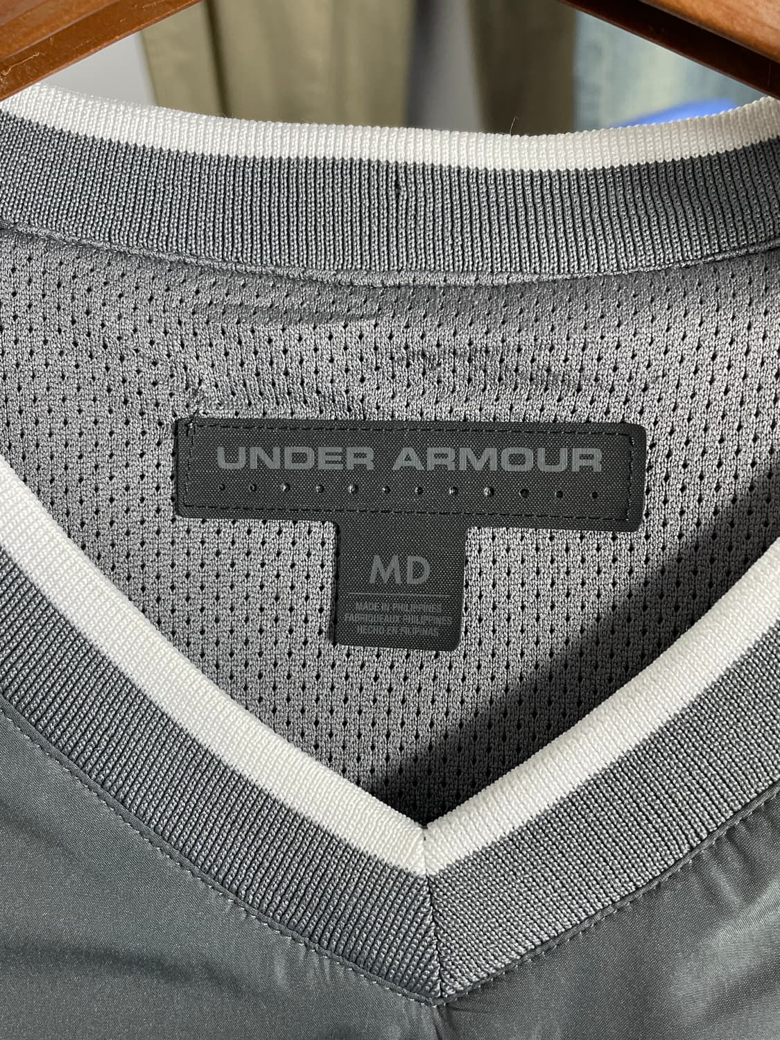 언더아머 V넥 윈드셔츠 상품이미지2