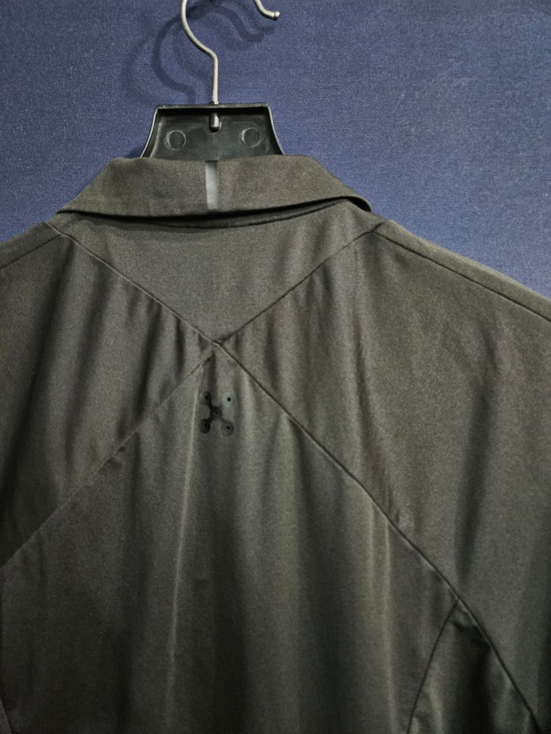 데상트 블랙차콜 남성 슬림핏 100 골프 반집업 카라반팔티  상품이미지7