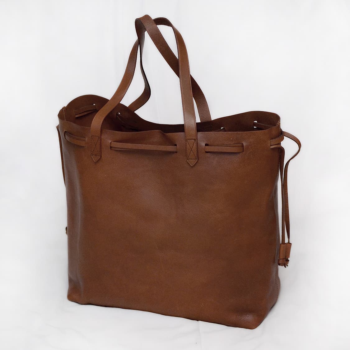 메이드웰 드로우스트링 트랜스포트 레더 빅토트.숄더백 상품이미지1