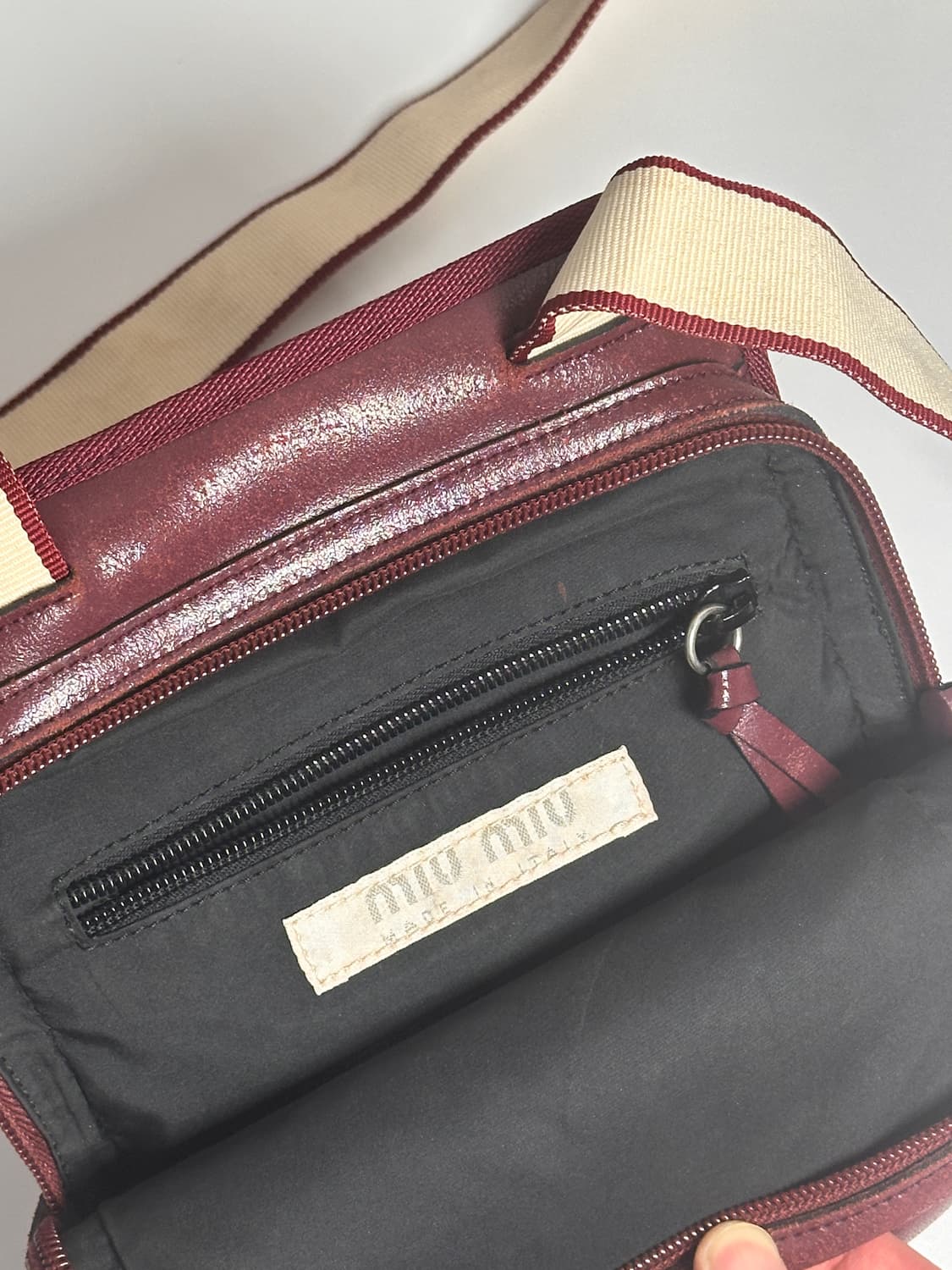 미우미우 버건디 레더 & 패브릭 크로스바디 백 unisex 상품이미지6