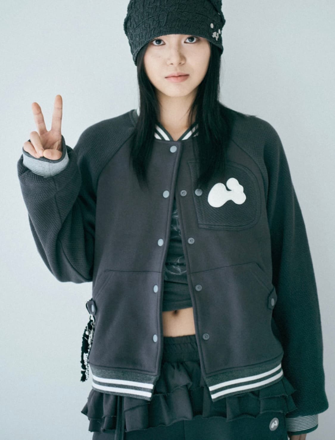 허그유어스킨 패치 바시티 자켓 (차콜) 상품이미지1