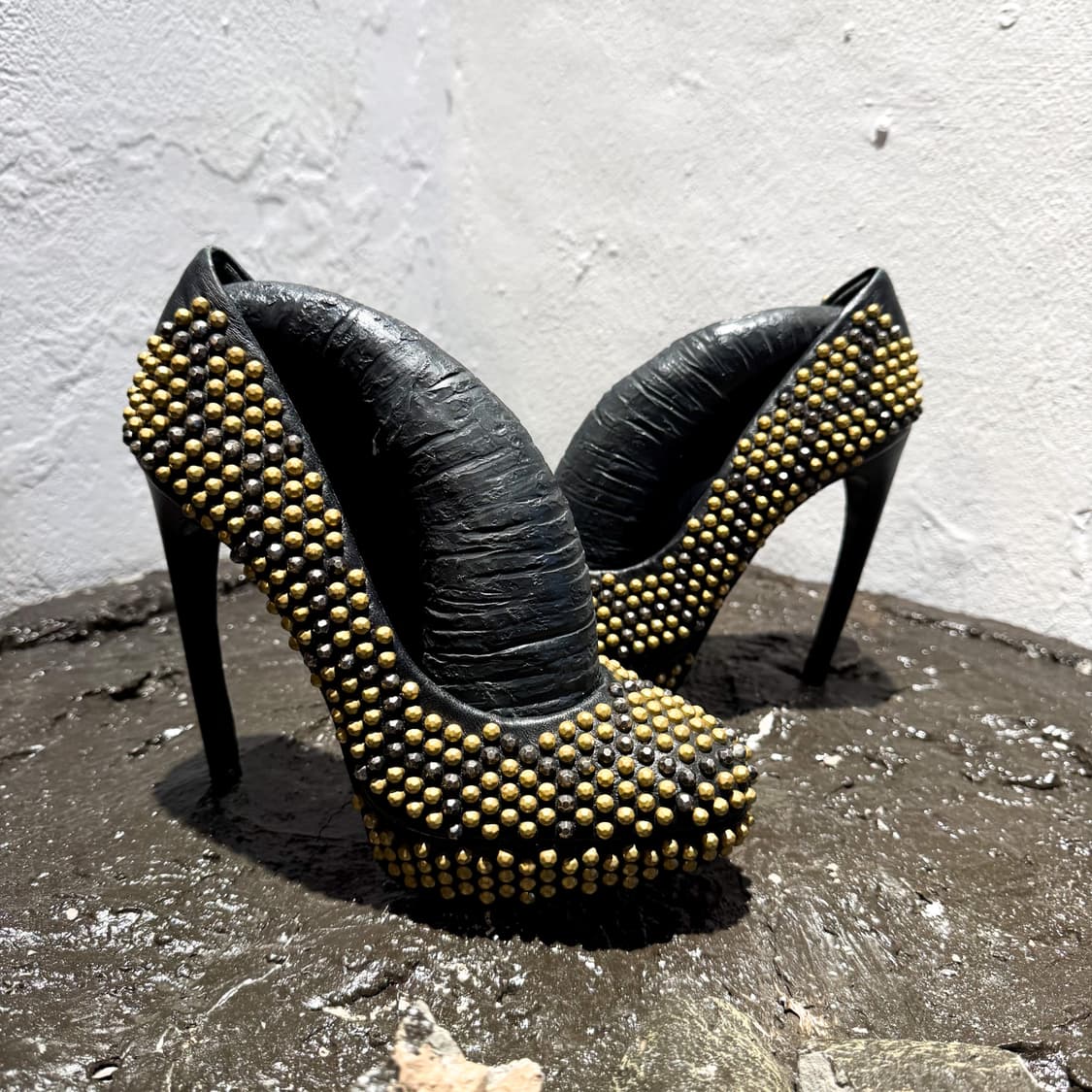 Alexander McQueen – Black Studded Leathe 상품이미지1