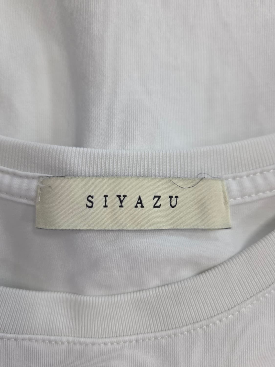 SIYAZU 시야쥬 아카이브 엠보 로고 반팔 티셔츠 상품이미지7