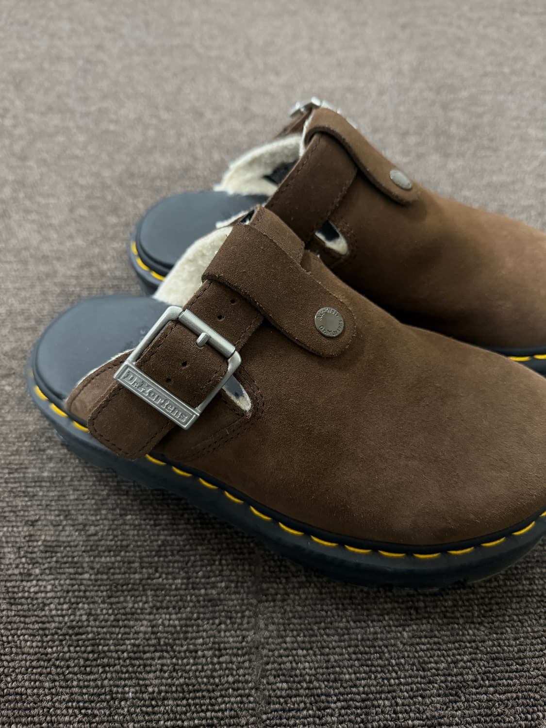 닥터마틴 제브잭 스웨이드 뮬 (외출 1회 + 실내 촬영) 상품이미지5