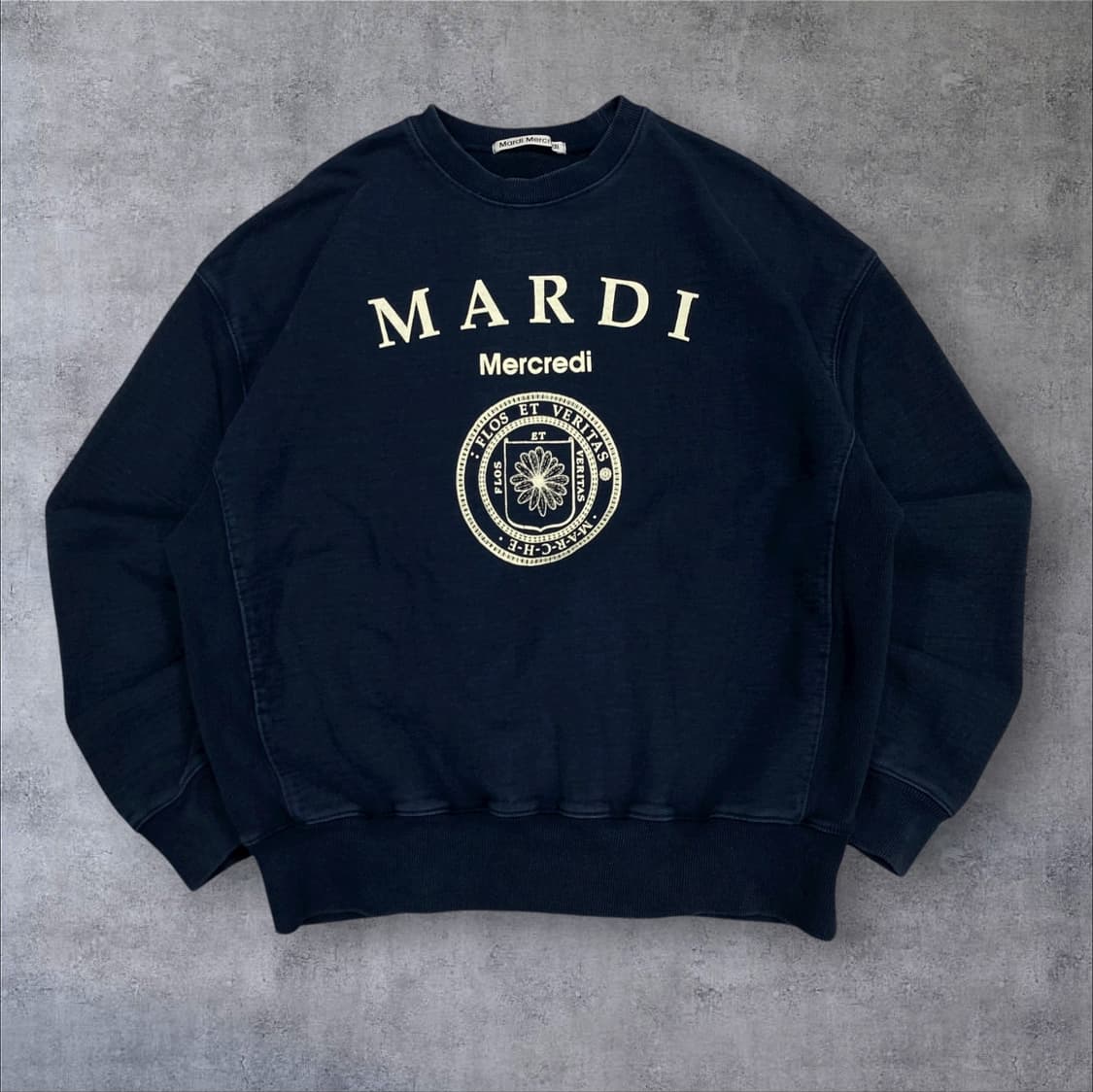 마르디 메크르디 네이비 컬러 빅로고 맨투맨 상품이미지1