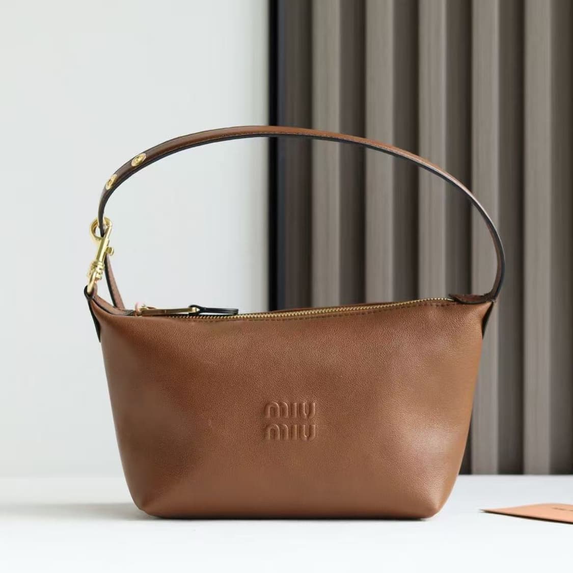 미우 미우 나파 레더 파우치 오크 상품이미지1