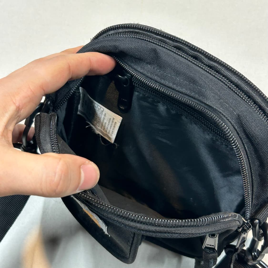 칼하트 WIP 미니 크로스백 가방 블랙 상품이미지5