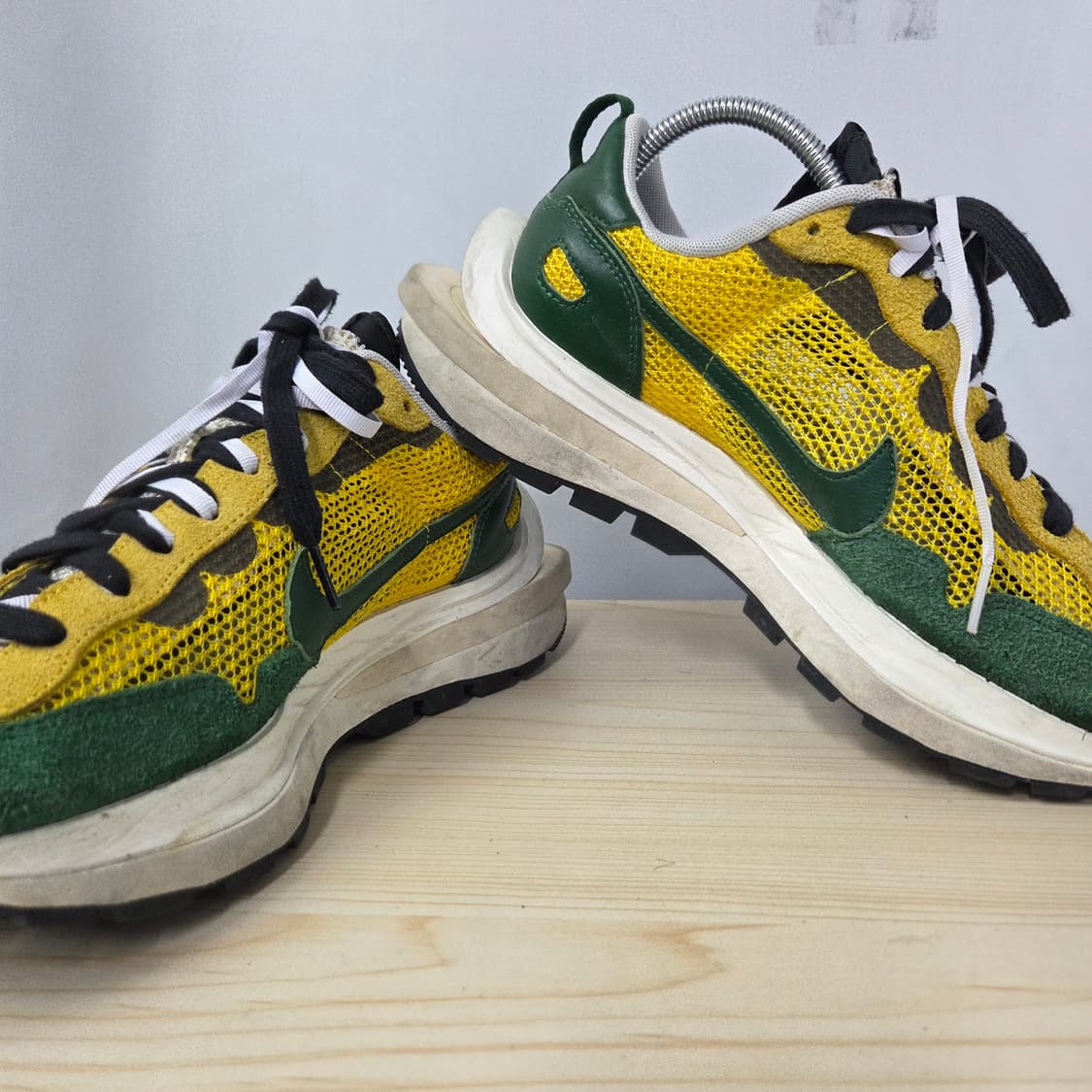 275 나이키 x 사카이 베이퍼와플 투어 옐로우 & 골지 그린 운동화 상품이미지6