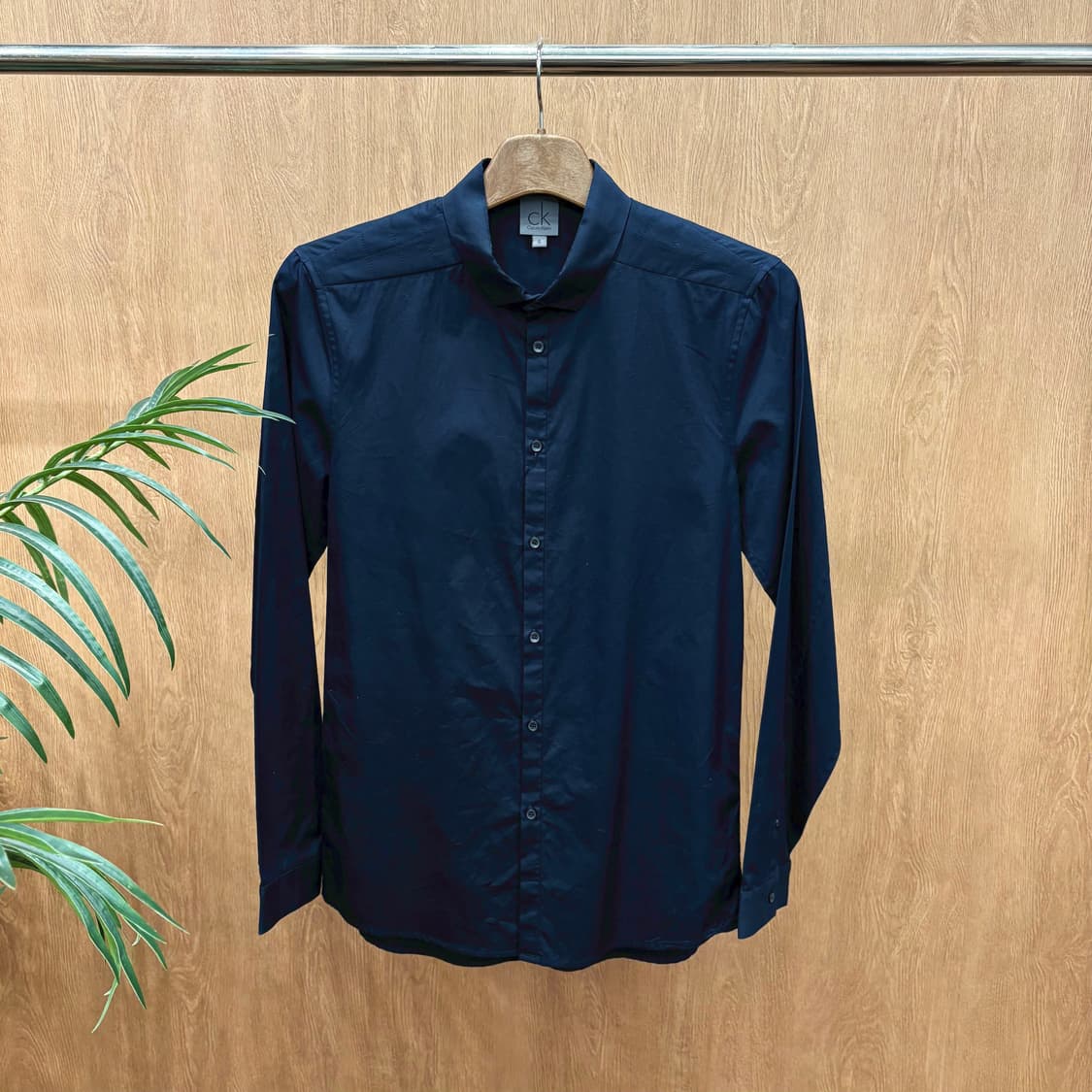 캘빈클라인 베이직 긴팔 셔츠 미니멀 플레인 버튼 커프스 디테일 네이비 상품이미지1