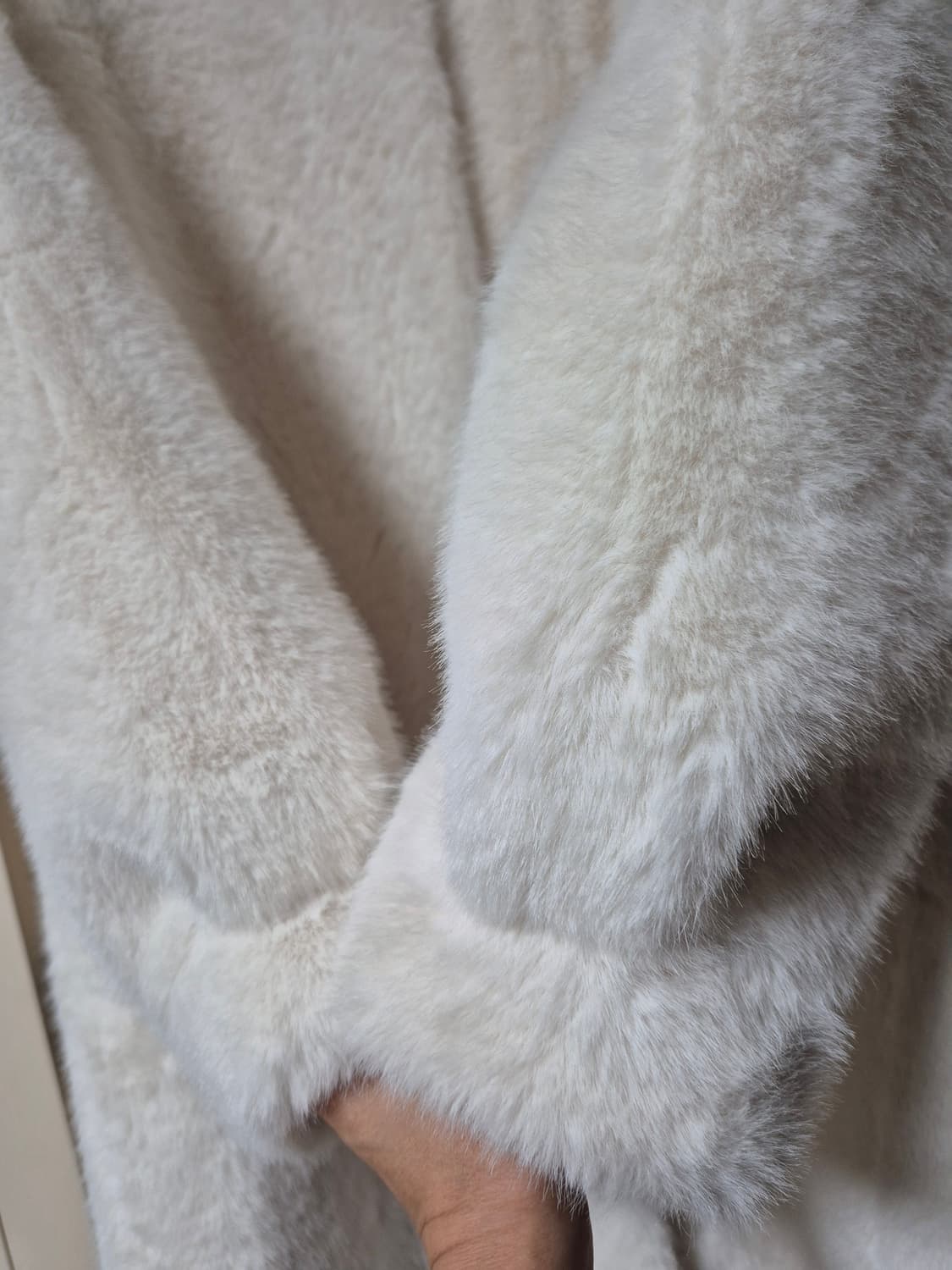 아이보리 밍크 에코퍼 롱코트 상품이미지5