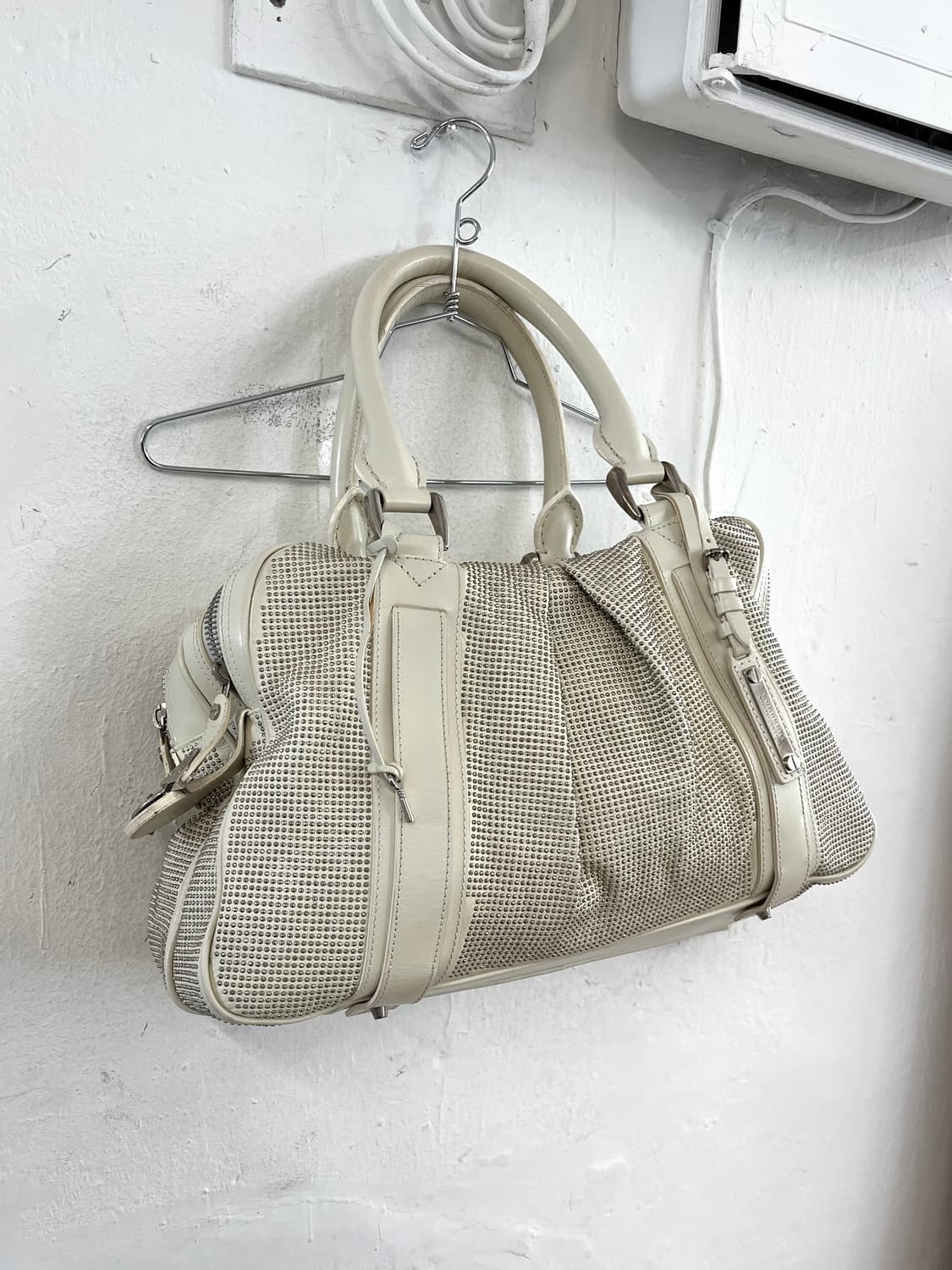 버버리 프로섬 아카이브 스터드 레더 숄더백 상품이미지1