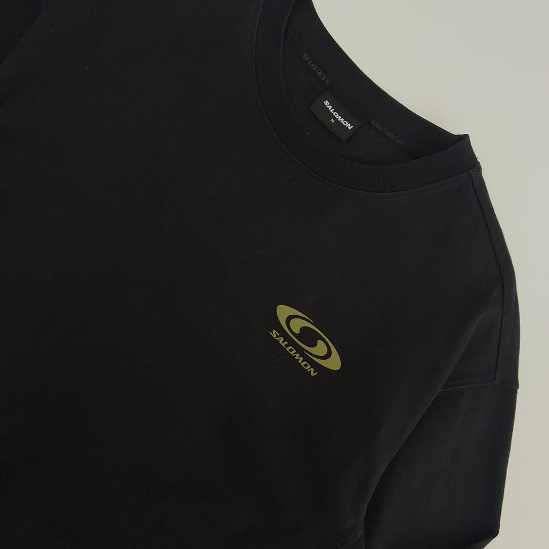 Salomon 블랙 카키 심볼 로고 슬리브 상품이미지3