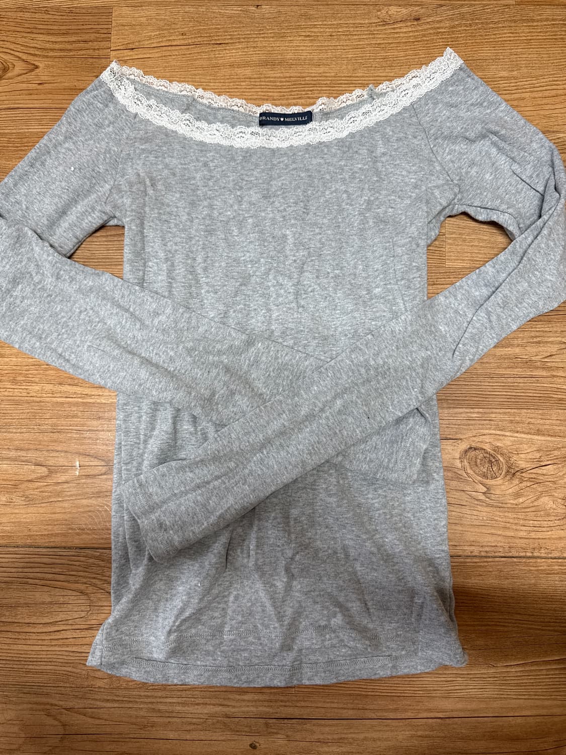 brandy melville 레이스 오프숄더 긴팔 상품이미지1