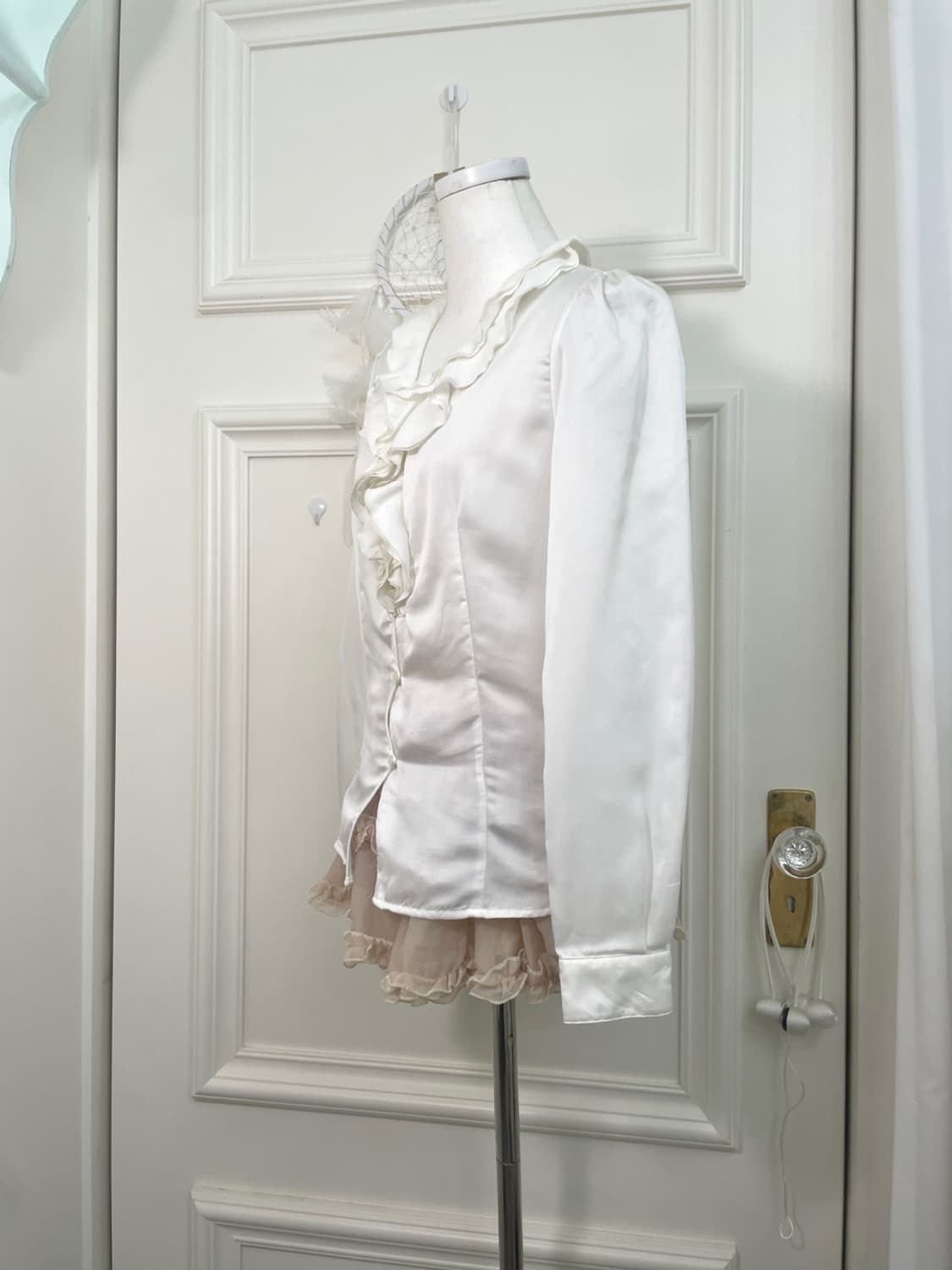 ivory satin ruffle blouse(size-2)  상품이미지2
