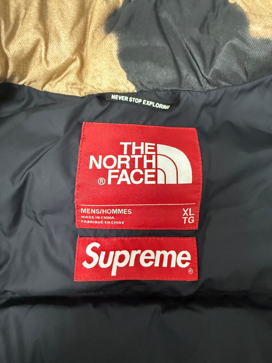 슈프림 x 노스페이스 블리치드 데님 프린트 눕시 자켓 블랙 - 21FW 상품이미지4