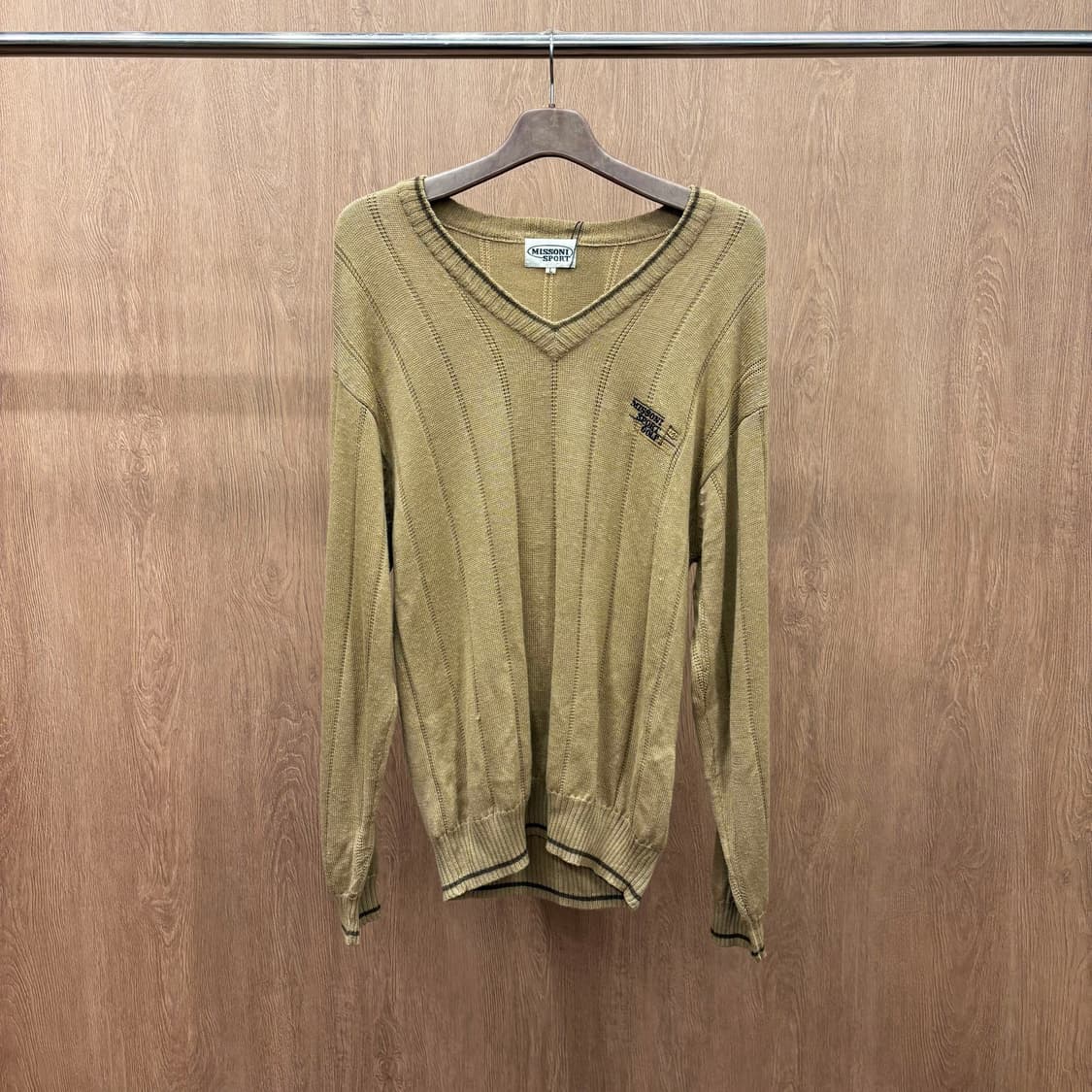 미쏘니 스포츠 브이넥 긴팔 니트 세로 립 패턴 로고 자수 디테일 베이지 상품이미지2