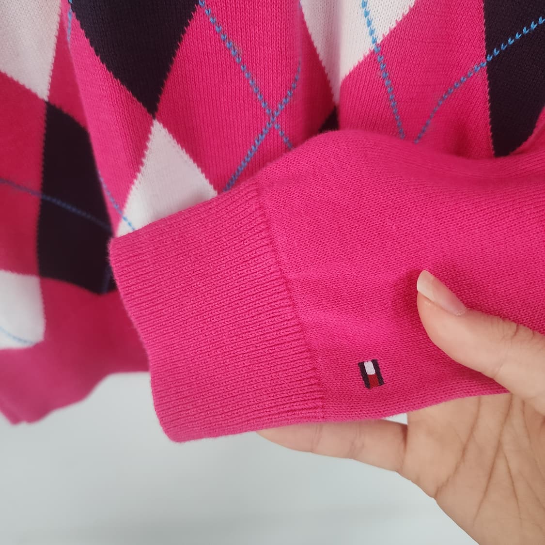 타미힐피거 핑크 아가일 V넥 니트 상품이미지4