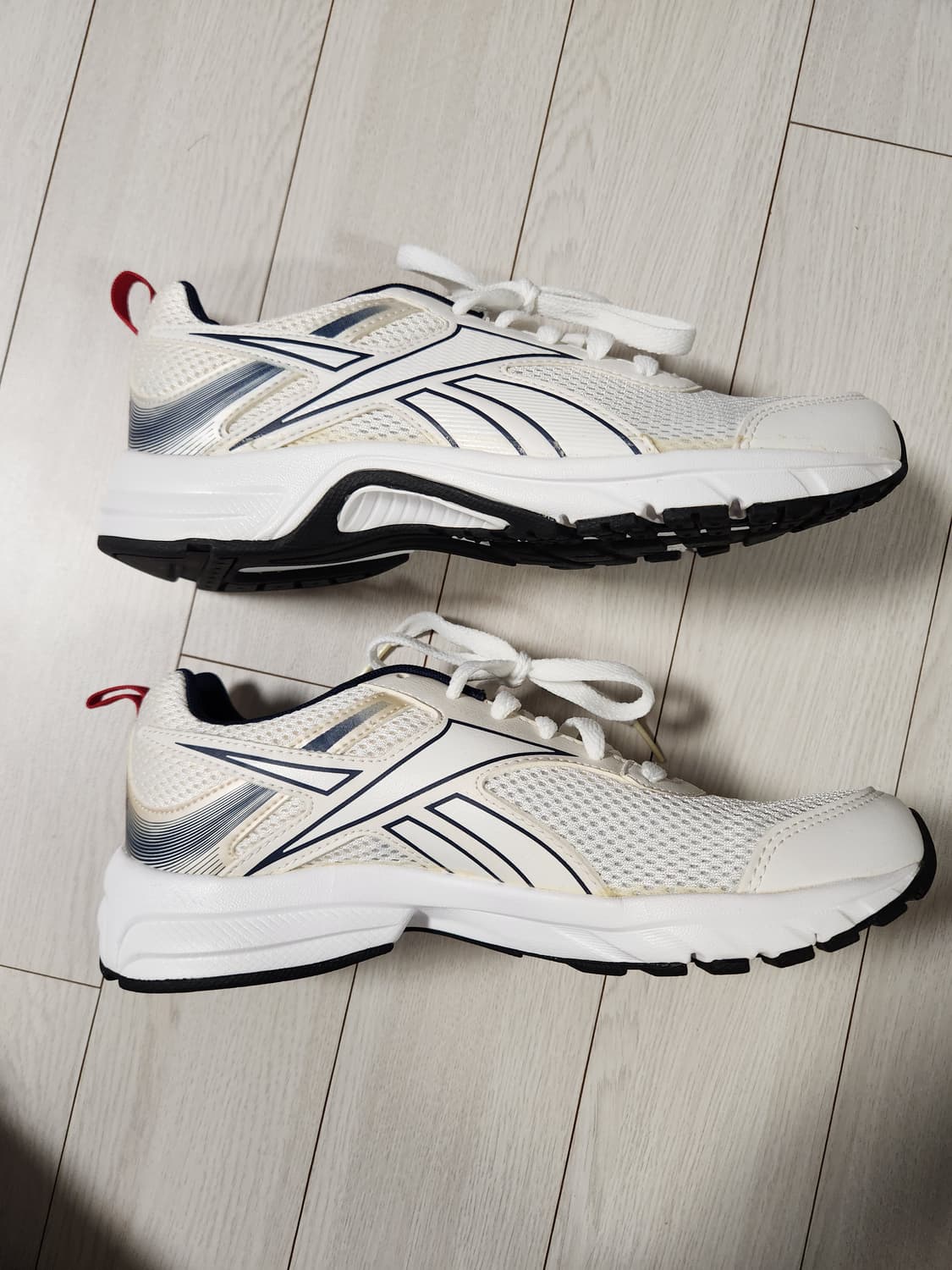 새상품급)리복 런닝화 피한 런4.0 여성운동화 사이즈240

여러 중고사 상품이미지4