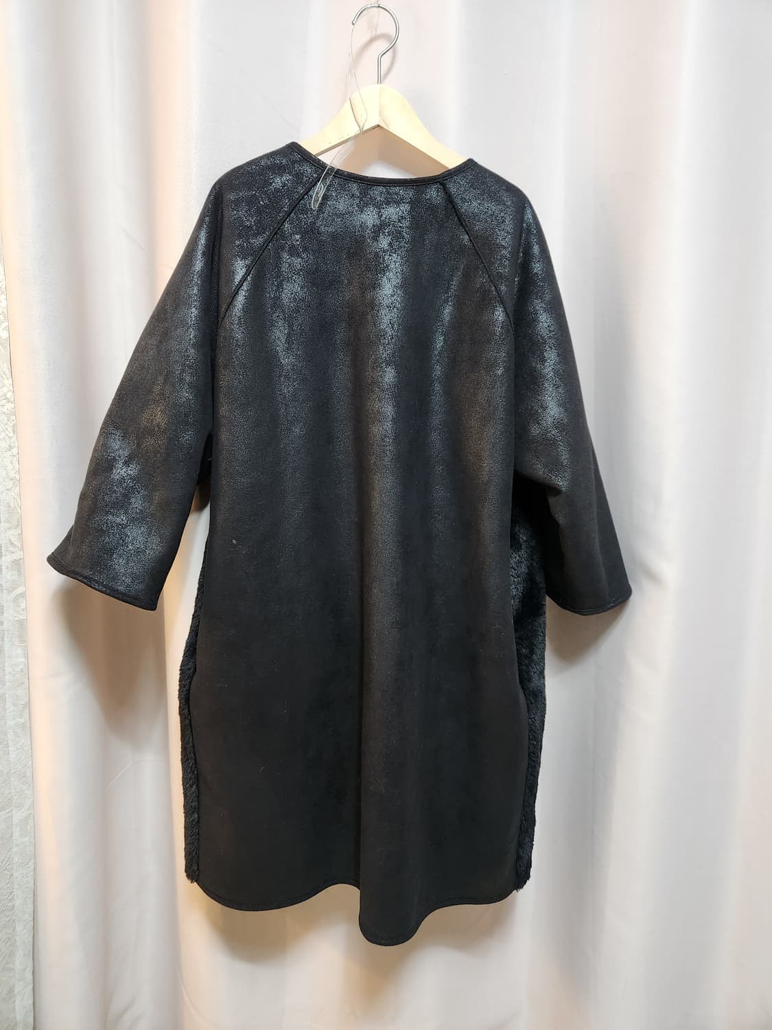 LIBERZEN 블랙 무스탕  코트 상품이미지3