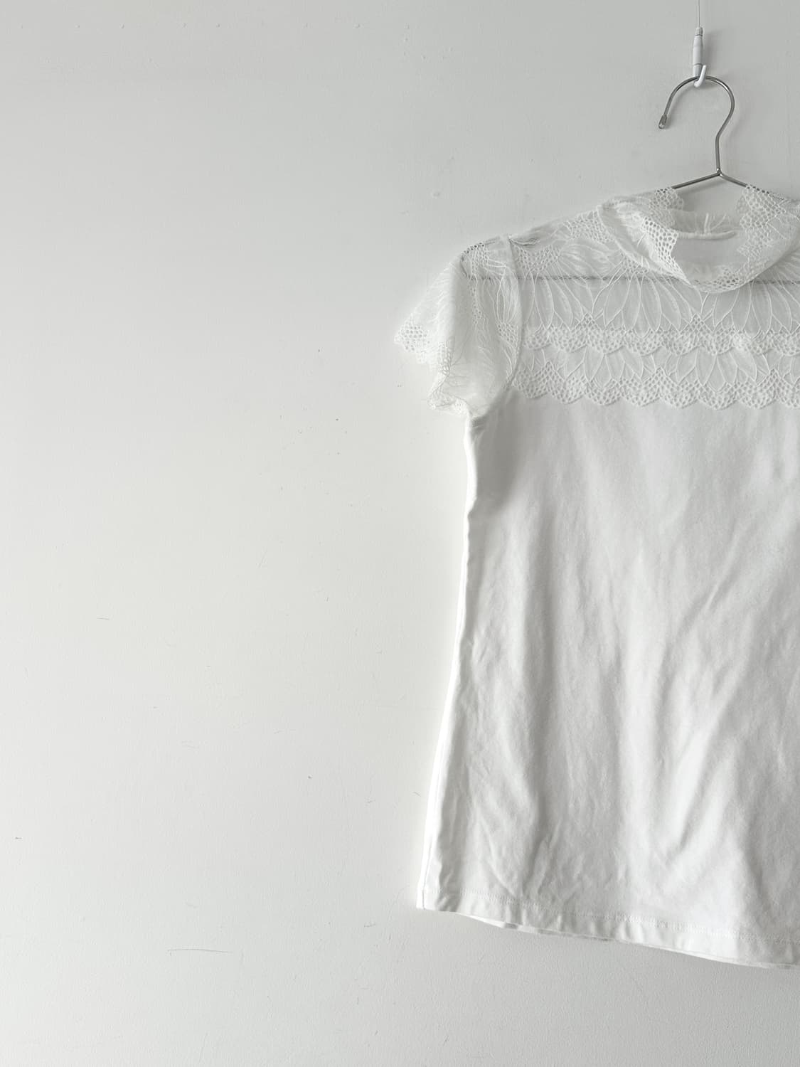 Neck lace detail top / white 상품이미지4