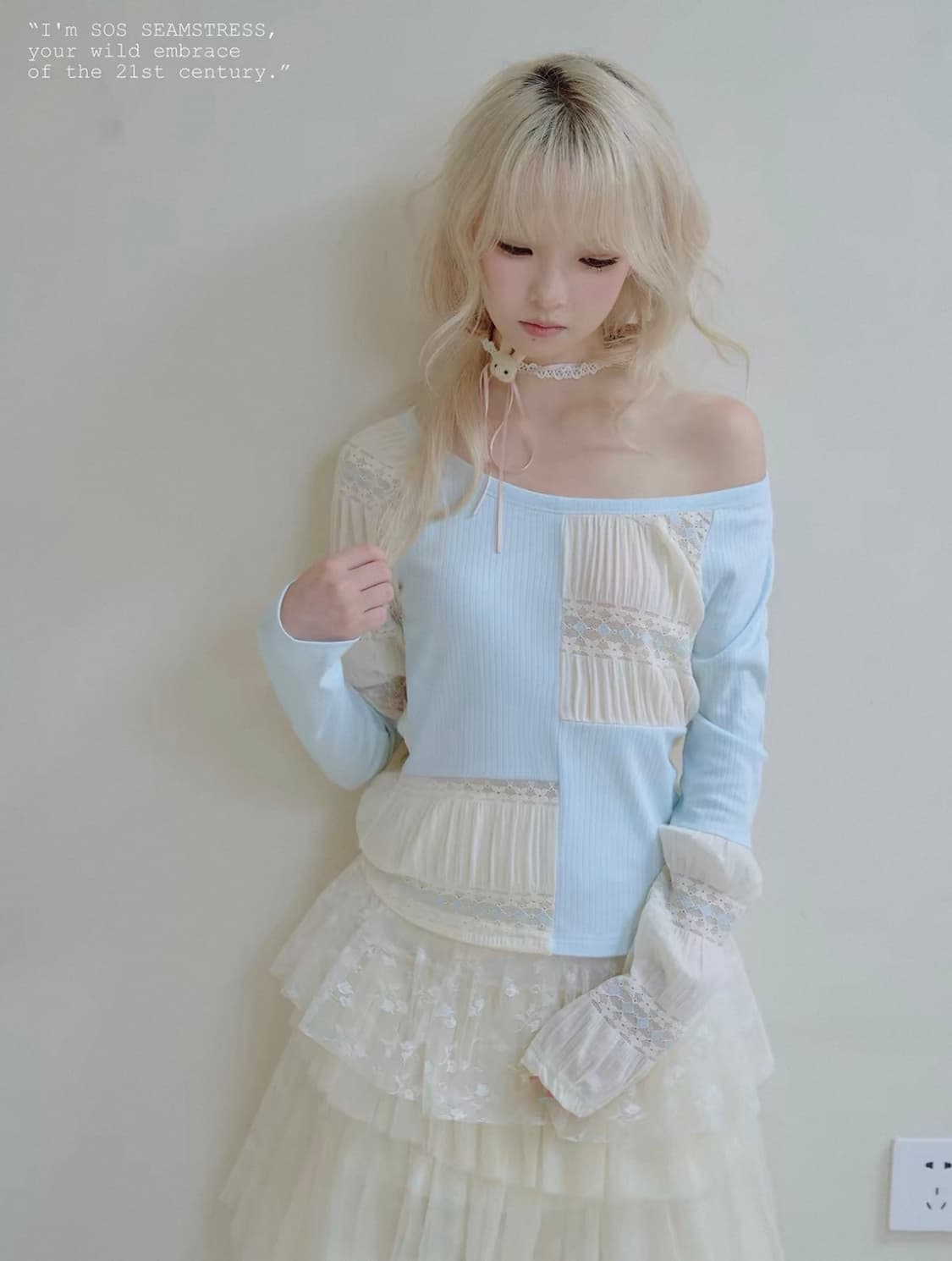 레이스 패치 블루 탑 슬리브리스 상품이미지1