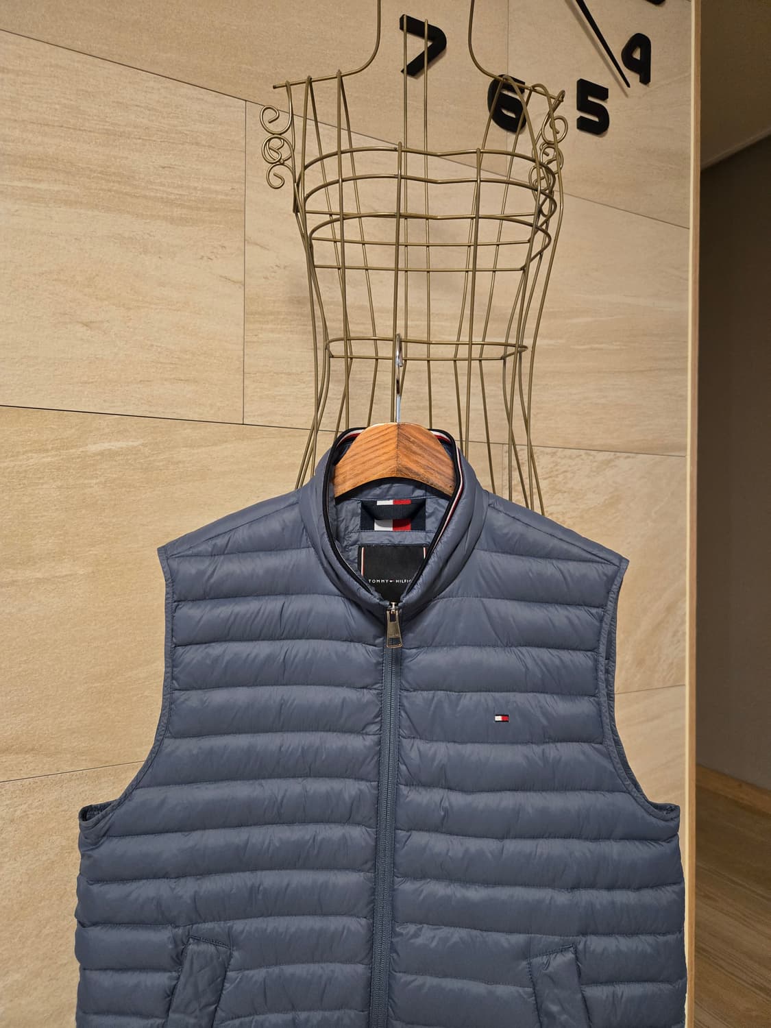 [m] 타미힐피거 남성 덕다운 패딩 조끼 상품이미지2