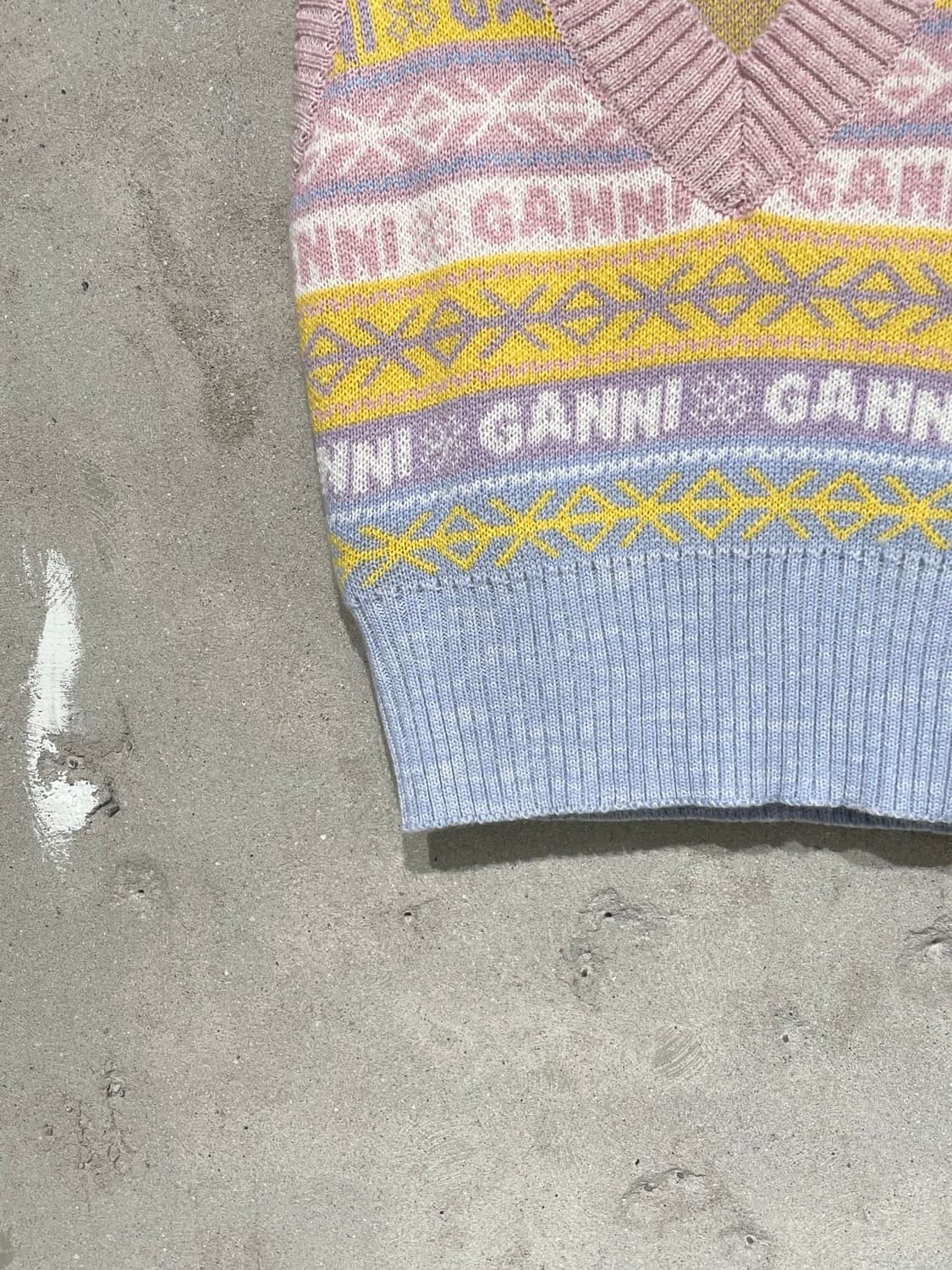 가니 믹스 그래픽 V넥 울 니트 베스트 상품이미지4