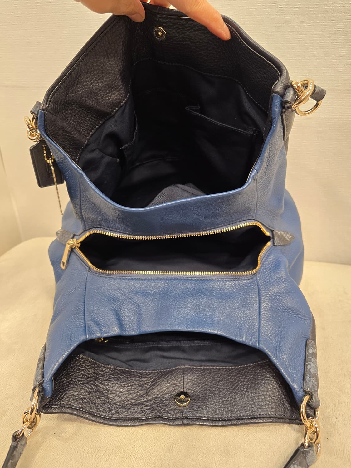 코치 블랙&블루 투톤 가죽 숄더백 가방 상품이미지9