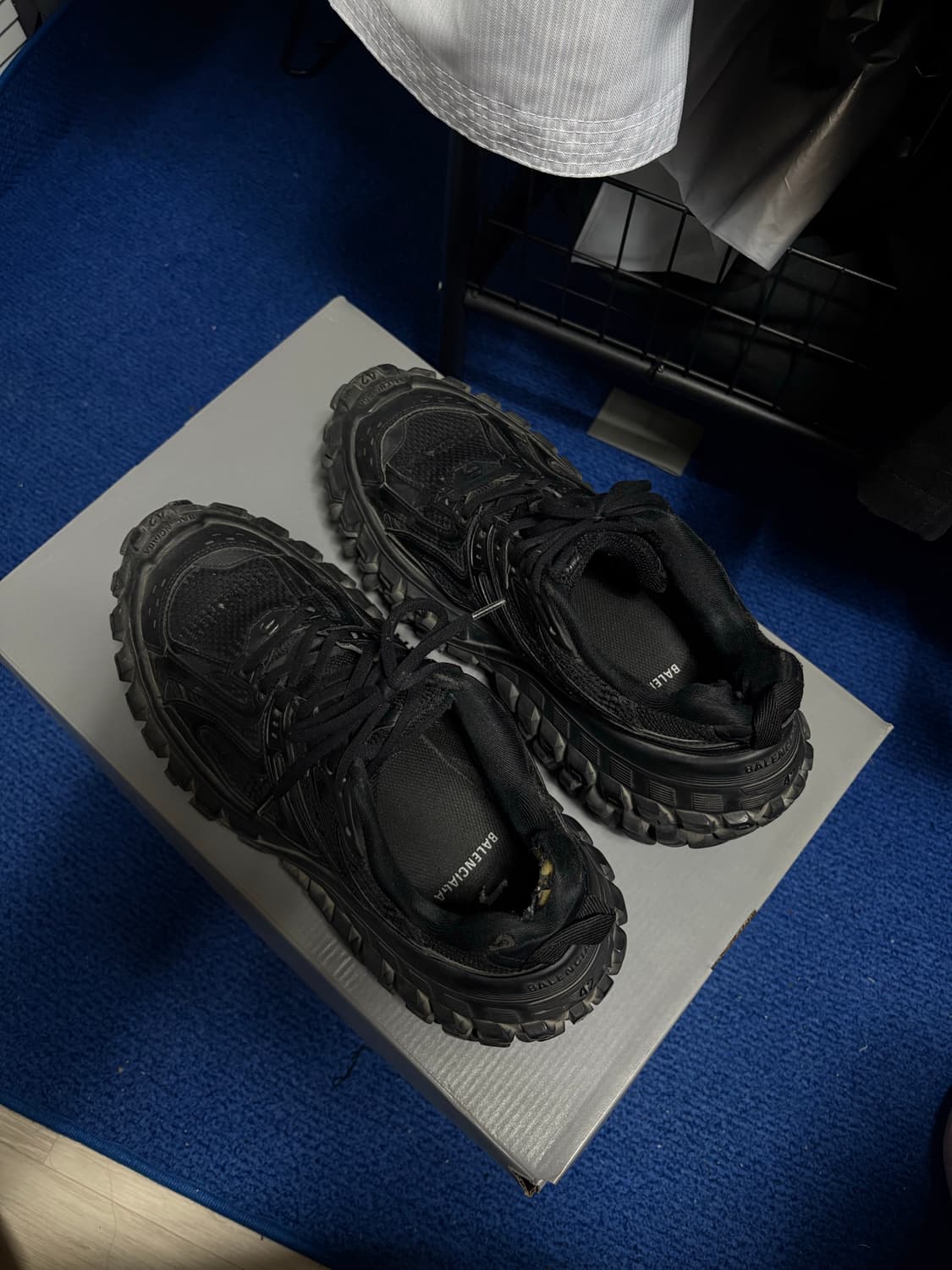 발렌시아가 디펜더 42 상품이미지2