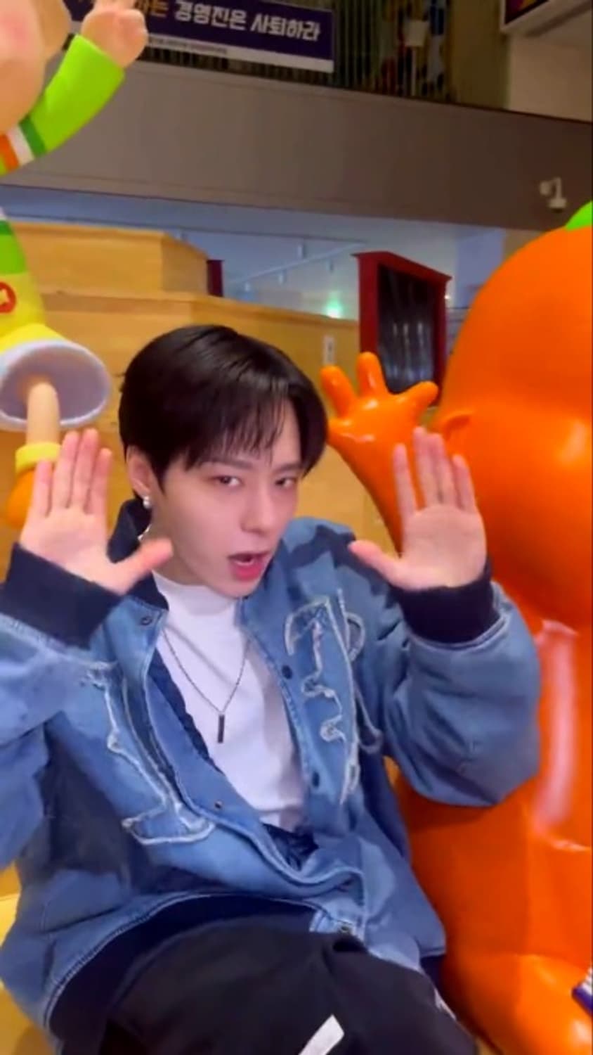 이스트쿤스트 데님 바시티 L 홍은채 착용 상품이미지6