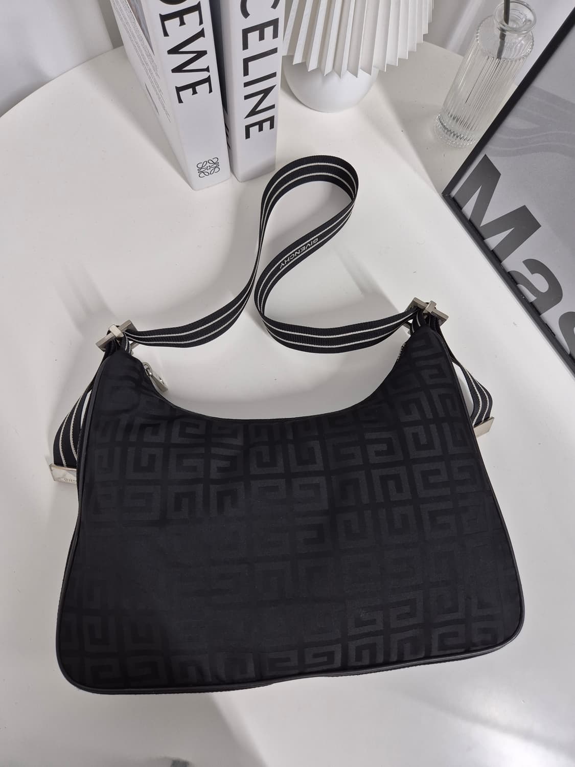 지방시 호보백 상품이미지3