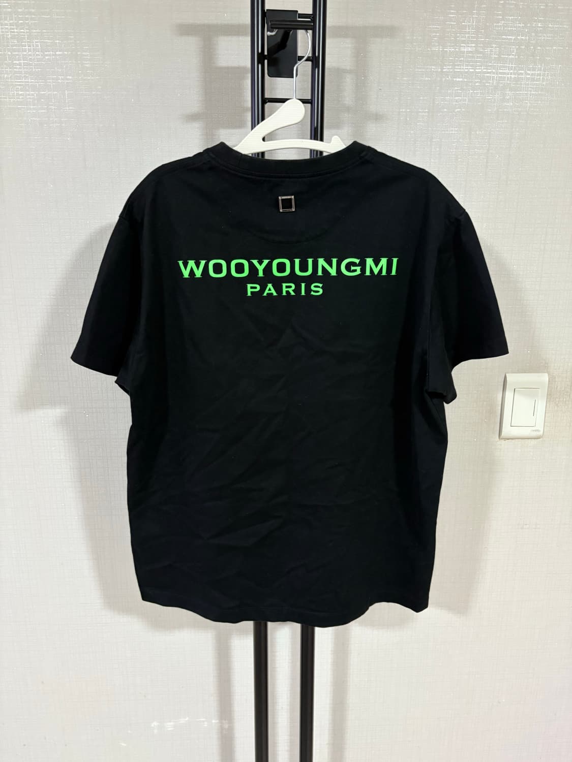 우영미 백로고 반팔 블랙 상품이미지1