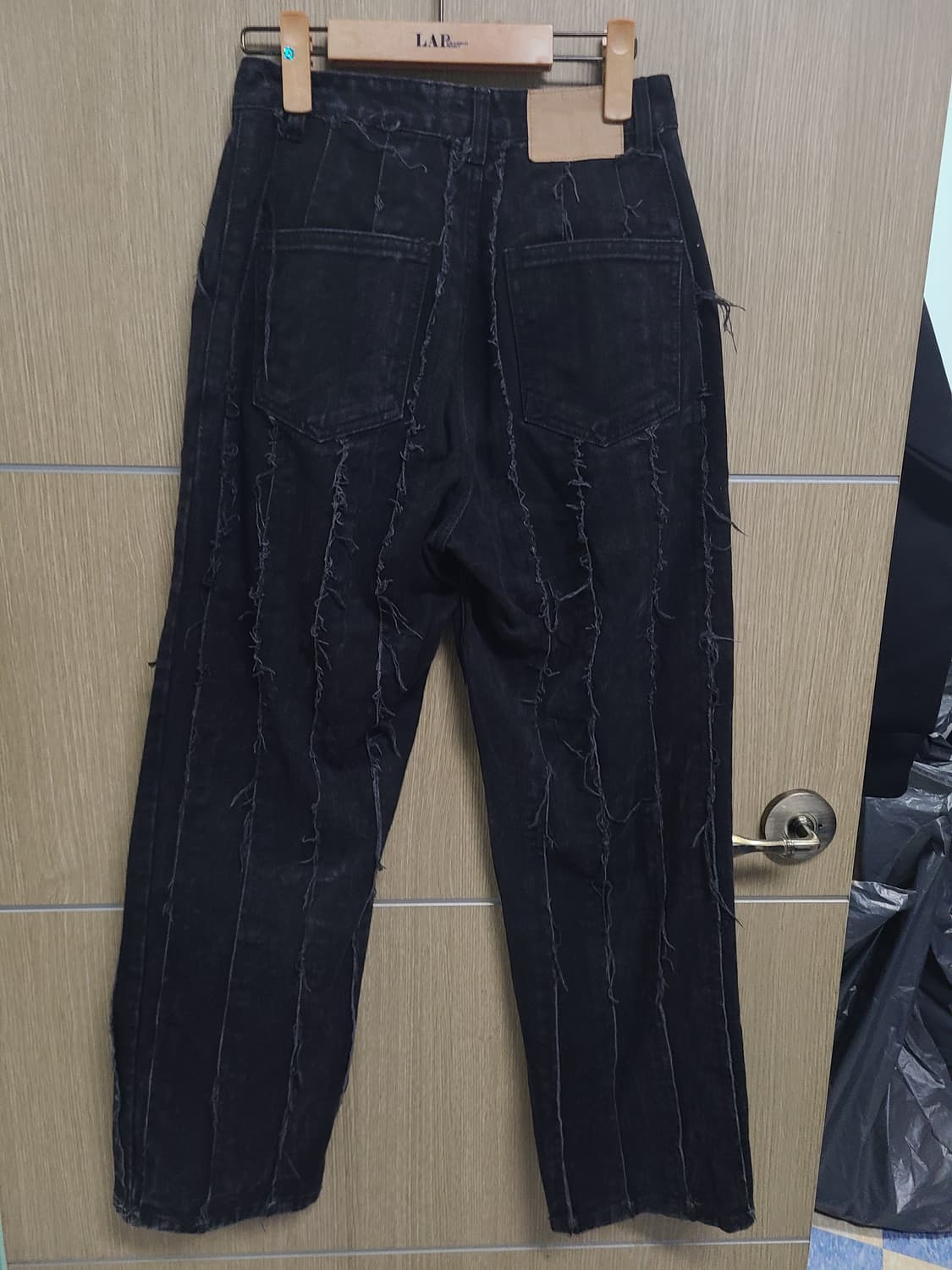 마뗑킴 커팅 루즈 블랙 데님팬츠 상품이미지3