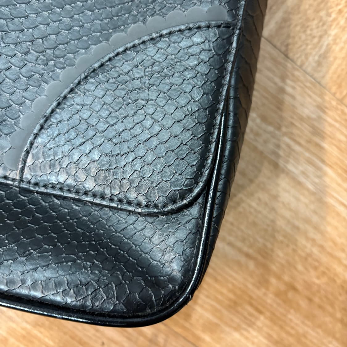 비비안웨스트우드 앵글로마니아 블랙 프릴리 스네이크 백 상품이미지3