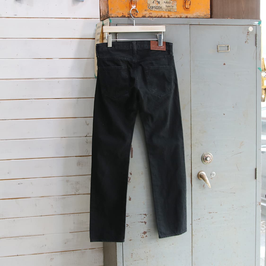 (착용컷) relume 셀비지 블랙 진 (여성용 31) 상품이미지2