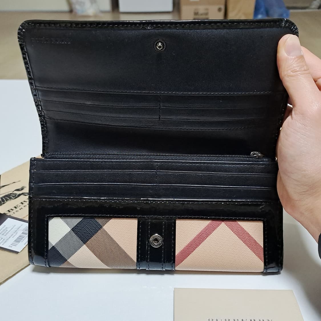 [100%/정품] 버버리 체크 장지갑 블랙 에나멜, 정품 택 박스 포함 상품이미지3