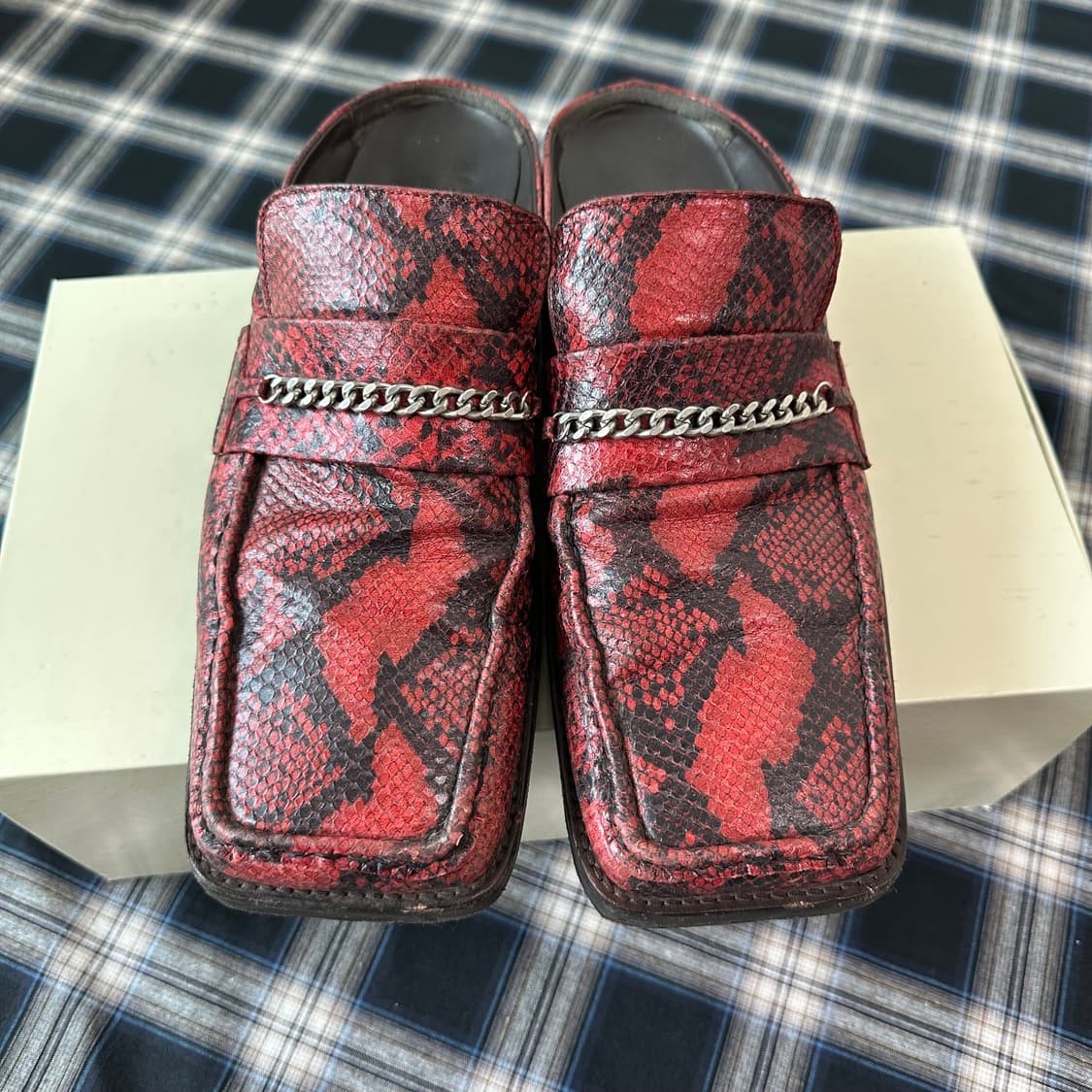 마틴로즈 레드 스네이크 스킨 체인 슬리퍼 뮬 상품이미지2