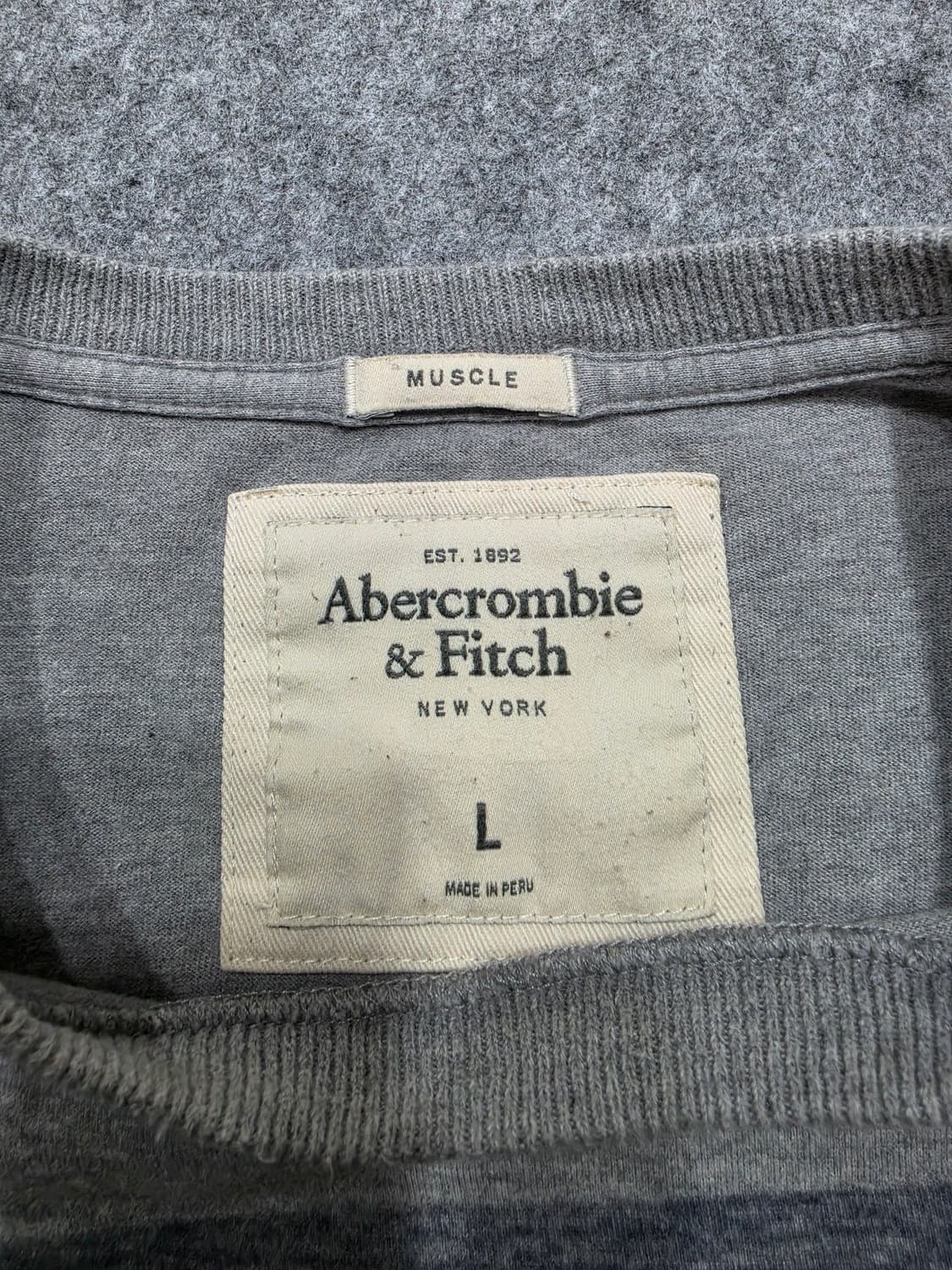 아베크롬비 Y2K 1982 스펠로고 반팔티 그레이 L 상품이미지5