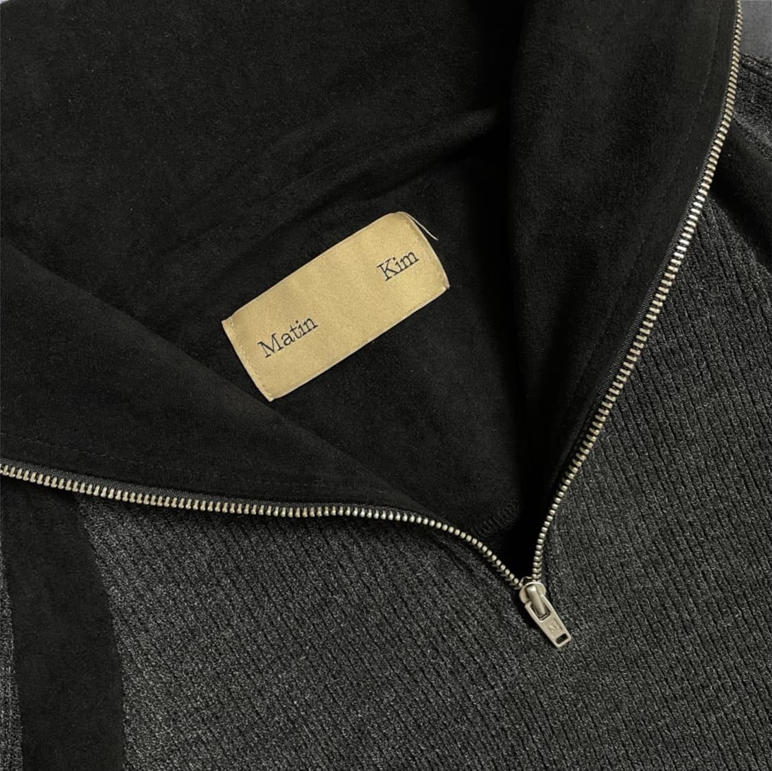 마뗑킴 Matin Kim 차콜 하이넥 래글런 하프집업 니트  상품이미지5
