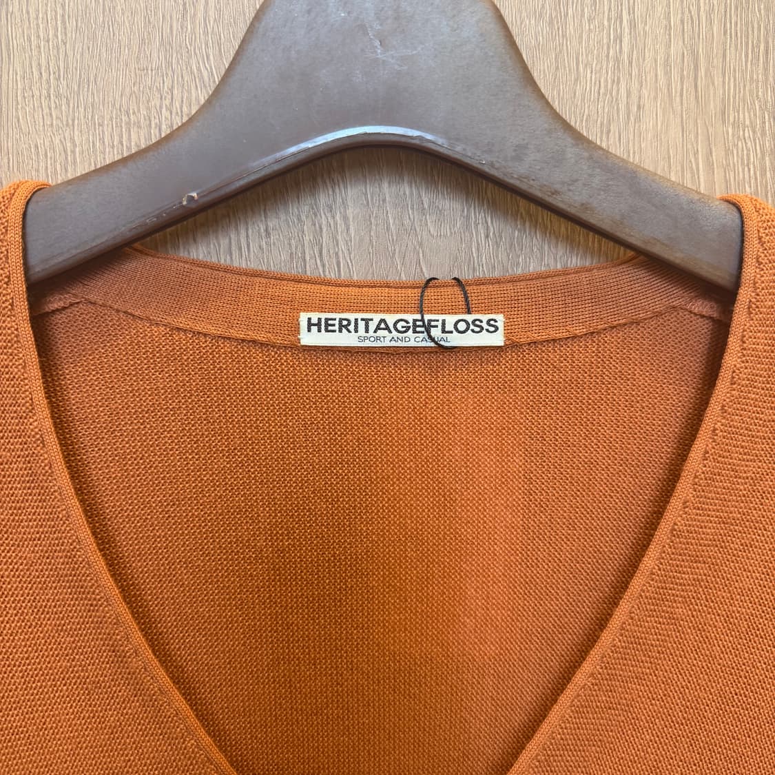 헤리티지플로스 브이넥 울 니트 가디건 로고 패치 디테일 오렌지 상품이미지5