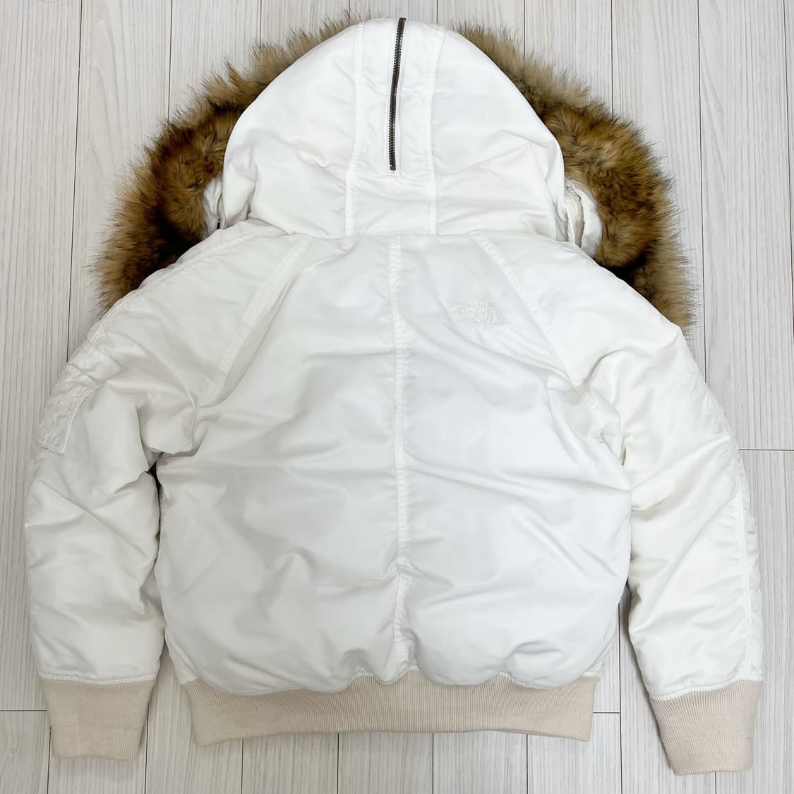 노스페이스 화이트 퍼 크롭 다운 패딩 85 상품이미지2