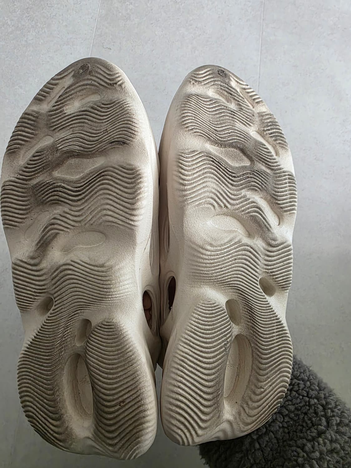 아디다스 이지 폼 러너 샌드 상품이미지3